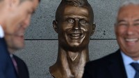 Cristiano Ronaldo pun tersenyum melihat patung dirinya ini. Foto: Patung Cristiano Ronaldo/Octavio Passos/Getty Images