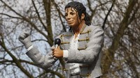 Menurut kamu mirip nggak nih sama Michael Jackson asli?/Foto: Patung Michael Jackson/Getty Images