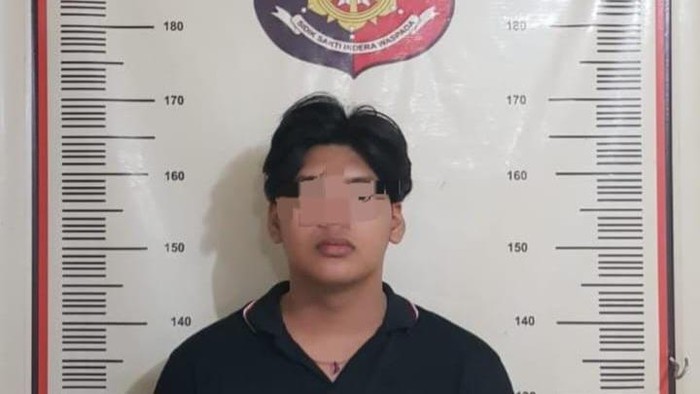 Pelaku pencabulan berinisial DN saat diamankan di Polsek Sekupang. (Foto: dok Polsek Sekupang)