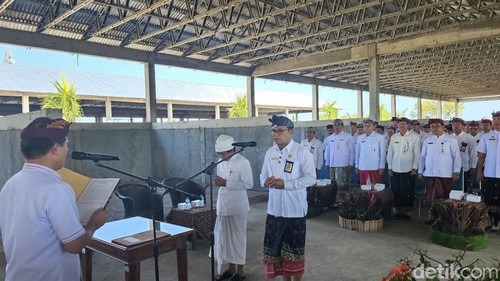 Pelantikan Anak Agung Gede Lesmana sebagai Sekda Klungkung digelar di tempat olah sampah.