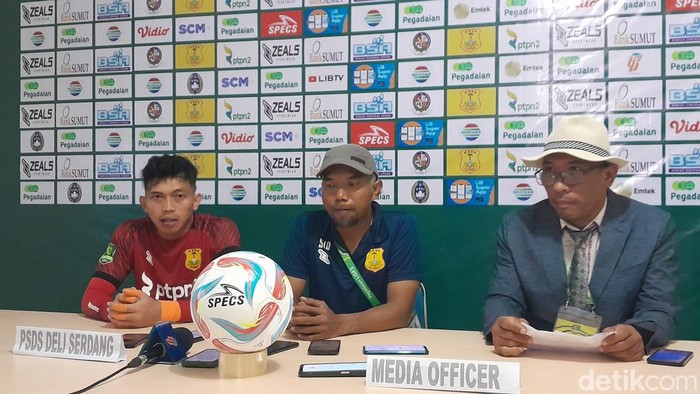 Pelatih PSDS Deli Serdang Susanto (tengah) saat konferensi pers usai laga di Stadion Baharoeddin Siregar (Nizar Aldi/detikSumut)