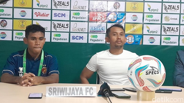 Pelatih Sriwijaya FC Yoyo (kaos putih) saat konferensi pers usai laga di Stadion Baharoeddin Siregar (Nizar Aldi/detikSumut)