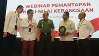Komisaris Utama IFG Fauzi Ichsan (kedua kiri) bersama Direktur Utama IFG Hexana Tri Sasongko (kanan), dan Direktur SDM IFG Rizal Ariansyah (kiri) berbincang dengan Deputi Bidang Pemantapan Nilai-nilai Kebangsaan Lemhannas RI Mayor Jenderal TNI Agus Arif Fadila (tengah) disaksikan Deputi Bidang SDM Teknologi dan Informasi Kementerian BUMN  Tedi Bharata (kedua kanan) pada acara Pemantapan Nilai-Nilai Kebangsaan kepada karyawan Holding dan Anggota Holding IFG, Senin (25/9/2023).  