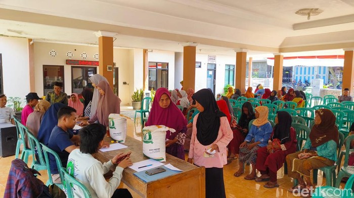 pembagian bansos di banyuwangi