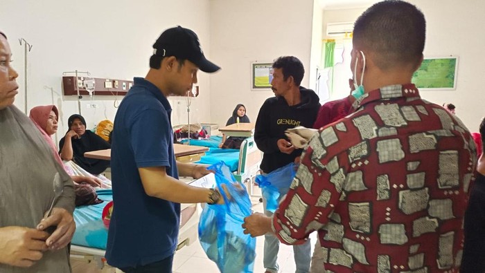 Pemberian konsumsi dari Medco ke warga yang diduga keracunan