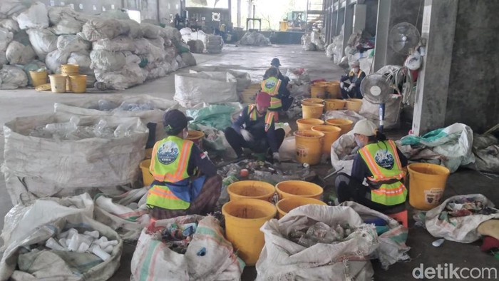 Pemilahan sampah nonorganik yang dilakukan di tempat pengolahan sampah terpadu (TPST) di Desa Kaliakah, Kecamatan Negara, Kabupaten Jembrana beberapa waktu lalu.