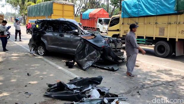 Penampakan Innova Reborn yang hantam dua dump truck di Jalinsum Palembang hingga ringsek.