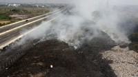 Menurut petugas pemadam kebakaran, proses pendinginan terkendala armada serta ekskavator untuk memindahkan sampah.