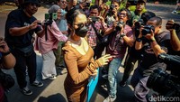 Siskaeee berjalan memasuki Polda Metro Jaya.