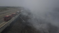 Sebanyak 17 unit mobil memadamkan api secara bergantian selama tiga hari karena asap sisa kebakaran masih menutupi jarak pandang kendaraan yang melintas di tol dan terdapat jalur pipa gas di lokasi kebakaran.   