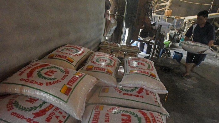 Penggilingan Padi Gigit Jari Gara-gara Kemarau Pekerja menggiling gabah di penggilingan KUD Putra Tani Kasemen, Serang, Banten, Senin (25/9/2023). Menurut pengelola penggilingan setempat, order penggilingan makin hari makin sepi bahkan kerap kosong dampak dari musim kemarau. ANTARA FOTO/Asep Fathulrahman/foc.