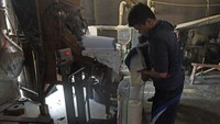 Pekerja menggiling gabah di penggilingan KUD Putra Tani Kasemen, Serang, Banten, Senin (25/9/2023).  