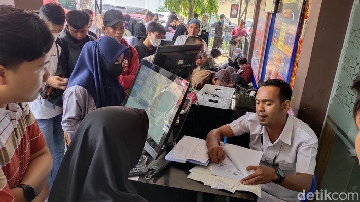Pemohon SKCK di Polrestabes Palembang membeludak.