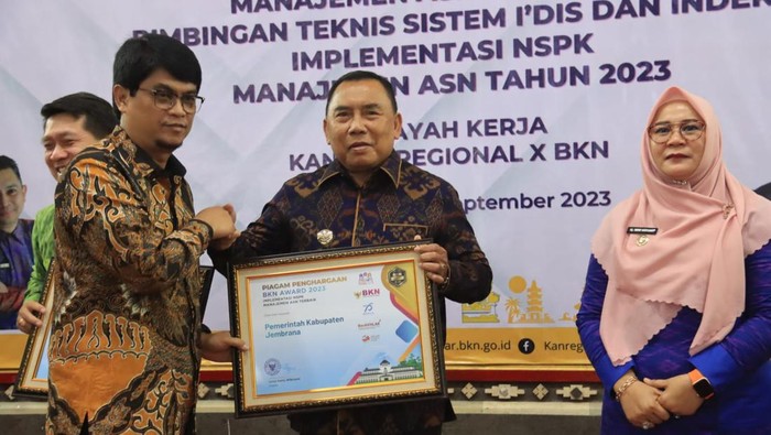 Penyerahan penghargaan BKN Award 2023 kepada Pemkab Jembrana yang diterima langsung Bupati Jembrana I Nengah Tamba, di Kantor Regional BKN X Denpasar, Senin (25/9/2023). (dok. Pemkab Jembrana)