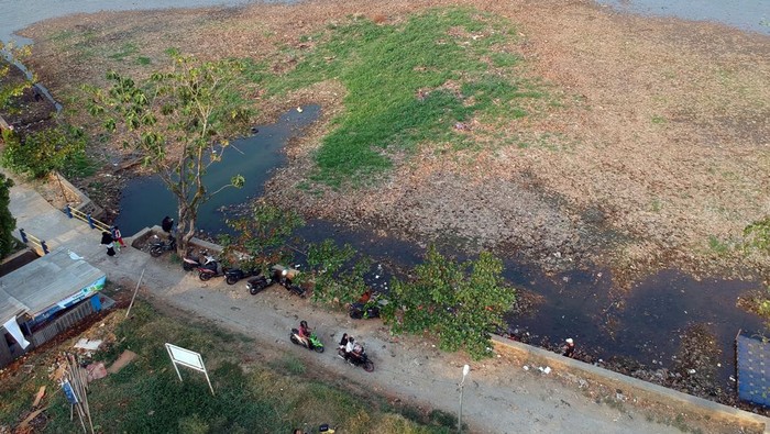 Warga mencari ikan di Situ Cilodong yang airnya menyusut di Kota Depok, Jawa Barat,  Senin (25/9/2023). Situ Cilodong yang menjadi salah satu wilayah resapan air tersebut mengalami penyusutan sejak sebulan terakhir akibat musim kemarau. ANTARA FOTO/Yulius Satria Wijaya/foc.