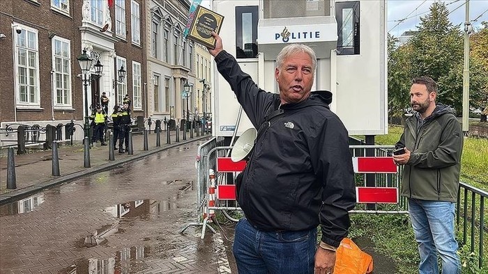 Tokoh kelompok islamofobia melakukan aksi perobekan Al-Quran di depan sejumlah kedubes di Den Haag, Belanda, Sabtu (23/9/2023).