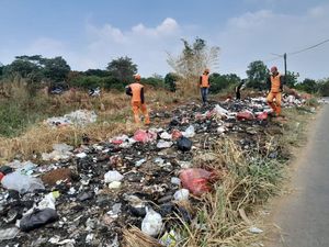 DLHK Depok Bersihkan Sampah yang Dibuang Warga di Tepi Jalan Tanah Merah
