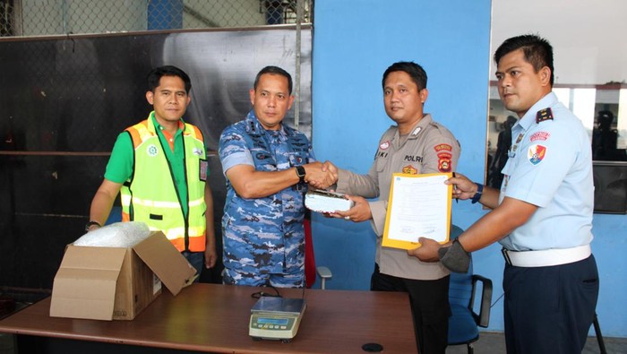 Petugas gabungan menemukan paket ganja di kargo Bandara SMB II