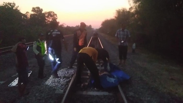 Petugas mengevakuasi pemuda di Madiun yang tewas tabrakkan diri ke KA.