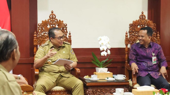 Penjabat (Pj) Gubernur Sang Made Mahendra Jaya saat bertemu dengan Dirut BPD Bali I Nyoman Sudharma di kantor Gubernur Bali, Senin (25/9/2023).