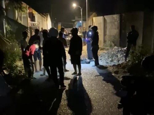 Polisi dan warga saat memadati lokasi penganiayaan di Jalan Esa Nita, Kelurahan Oesapa, Kecamatan Kelapa Lima, Kota Kupang, NTT, Minggu malam (24/9/2023). (Yufengki Bria/detikBali)