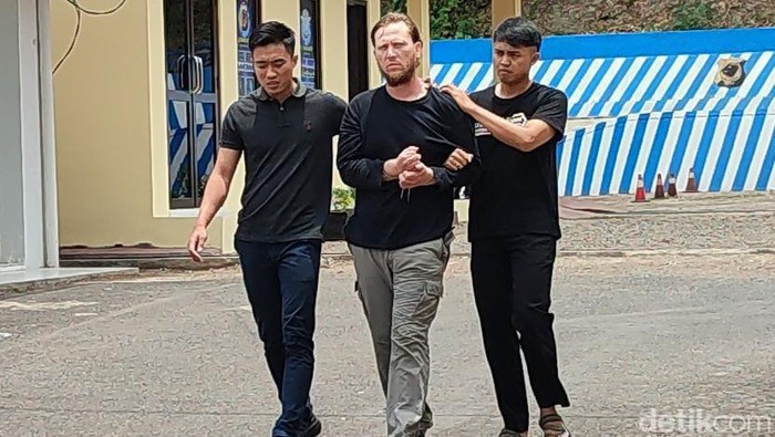 Polisi menangkap WNA asal Amerika Arthur Leigh Welohr karena membunuh Agus, mertuanya sendiri di Kota Banjar.