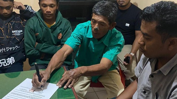 Polisi mencabut status tersangka Kades Barebbo Bone, Arsad usai menganiaya 2 remaja di kantor desa.