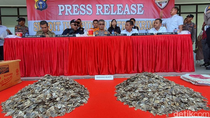 Polisi menunjukkan kulit trenggiling hasil penangkapan di Pekanbaru