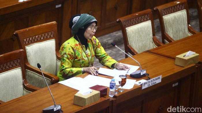 Pose Elita Rahmi Usai Jalani Uji Calon Hakim Konstitusi di DPR Pose Elita Rahmi Usai Jalani Uji Calon Hakim Konstitusi di DPR