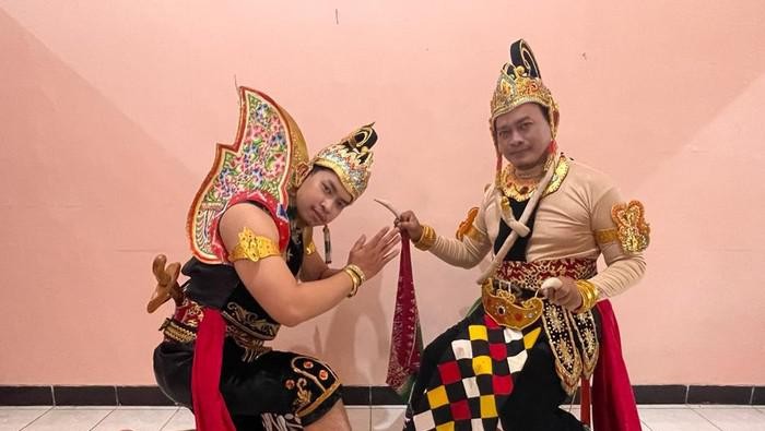 Potret Sahal dan Usama, ayah dan anak yang wisuda bareng dari ITS.