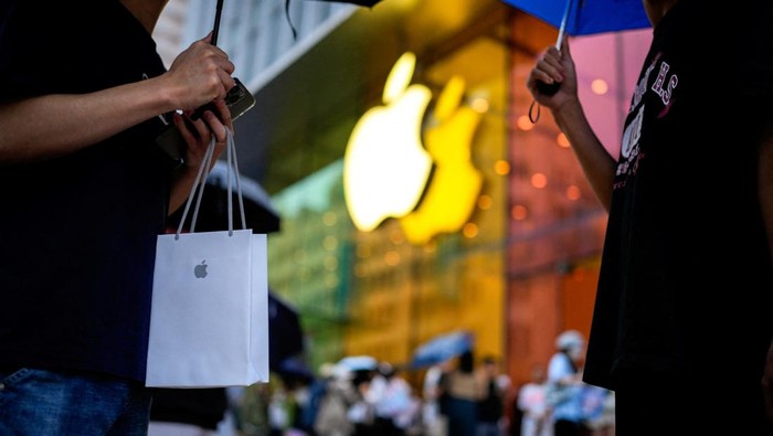 People line up as they wait at an Apple Store as Apple’s new iPhone 15 officially goes on sale across China, in Shanghai, China September 22, 2023. REUTERS/Aly Song