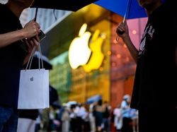 Potret Warga China Antre Panjang Demi iPhone 15