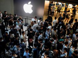 Potret Warga China Antre Panjang Demi iPhone 15