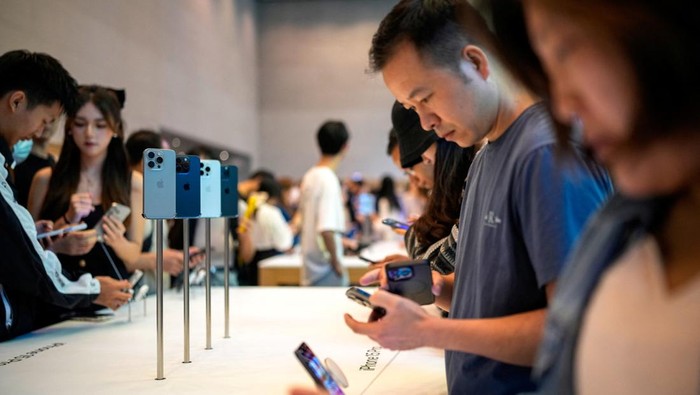 People line up as they wait at an Apple Store as Apple’s new iPhone 15 officially goes on sale across China, in Shanghai, China September 22, 2023. REUTERS/Aly Song