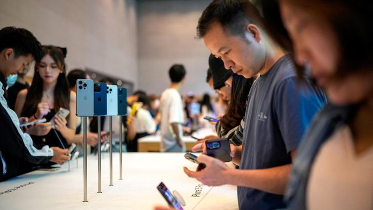 People line up as they wait at an Apple Store as Apple’s new iPhone 15 officially goes on sale across China, in Shanghai, China September 22, 2023. REUTERS/Aly Song