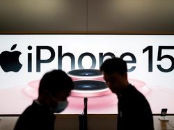 Potret Warga China Antre Panjang Demi iPhone 15