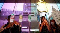 People line up as they wait at an Apple Store as Apple’s new iPhone 15 officially goes on sale across China, in Shanghai, China September 22, 2023. REUTERS/Aly Song