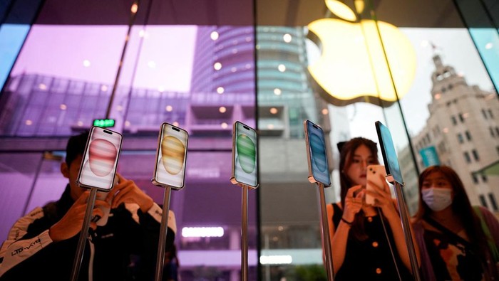 People line up as they wait at an Apple Store as Apple’s new iPhone 15 officially goes on sale across China, in Shanghai, China September 22, 2023. REUTERS/Aly Song
