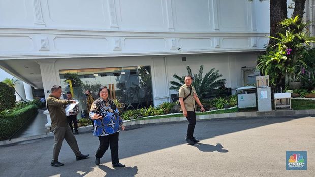 Presiden Joko Widodo memanggil sejumlah menteri untuk melakukan rapat internal mengenai masalah investasi di pulau Rempang, Provinsi Kepulauan Riau, Senin (25/9/2023). (CNBC Indonesia/Emir Yanwardhana)