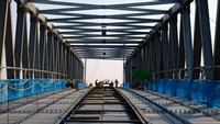 Proses pembangunan duplikasi Jembatan Kapuas I di Pontianak, Kalimantan Barat, Senin (25/9/2023).
