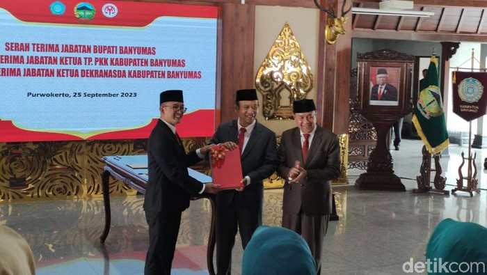 Prosesi sertijab Bupati Banyumas Achmad Husein ke Pj Bupati Banyumas Hanung Cahyo Saputro di  Pendopo Sipanji Purwokerto, Senin (25/9/2023).