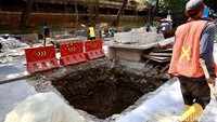 Pantauan detikcom di lokasi, tampak proyek pedestrianisasi itu dilakukan di ruas Jalan Blora dan Jalan Kendal, yang berada di depan Stasiun KRL Sudirman.  