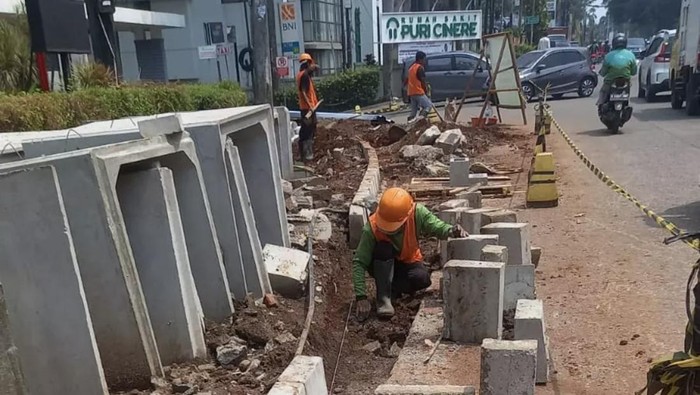 Proyek trotoar ramah disabilitas Rp 2,7 miliar di Cinere, Depok, Jabar.