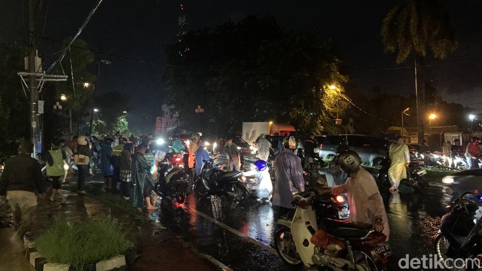 Puluhan kendaraan mogok akibat banjir di Jalan Amir Hamzah Medan. (Radja Sinaga/detikSumut)