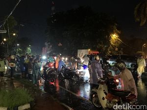 Jalan Tengku Amir Hamzah Medan Direndam Banjir, Puluhan Motor Mogok