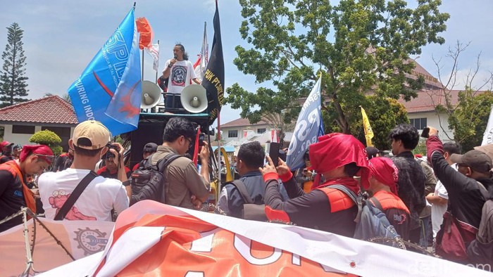 Ratusan buruh di Batam melakukan unjuk rasa di depan Kantor Pemkot Batam, Senin (25/9/2023)