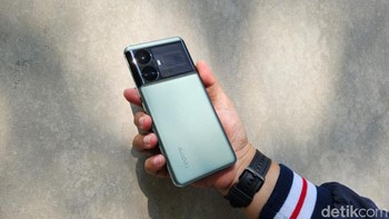 Realme GT5 hadir dengan tiga kamera belakang, terdiri dari kamera utama 50 MP berbasis sensor Sony IMX890 (f/1.9) dilengkapi OIS, kamera ultrawide 8 MP dengan bidang pandang 112 derajat dan kamera makro 2 MP. Foto: Adi Fida Rahman/detikINET