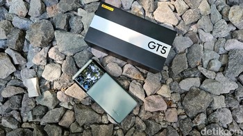 Di China, harga Realme GT5 12GB/256GB (2.999 yuan atau Rp 6,2 jutaan), 16GB/512GB (3.299 yuan atau Rp 6,9 jutaan), serta 24GB/1TB (3.799 yuan atau Rp 7,9 jutaan). Foto: Adi Fida Rahman/detikINET