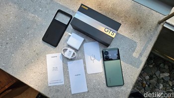 Beberapa fitur andalan lainnya adalah pemindai sidik jari dalam layar, NFC, audio hi-res Dolby Atmos, Whirlwind memory engine 2.0 yang bisa menjalankan 76 aplikasi pada latar belakang, serta sistem operasi Android 13 berbasis Realme UI 4.0. Foto: Adi Fida Rahman/detikINET