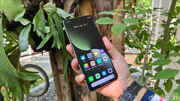 Realme GT 5 menggunakan layar OLED beresolusi 6,74 inch beresolusi 1.5k dengan refresh rate 144Hz dan warna 10-bit. Foto: Adi Fida Rahman/detikINET